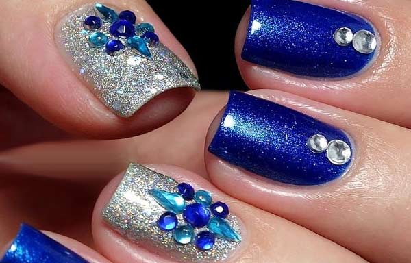 uñas decoradas en azul y plata