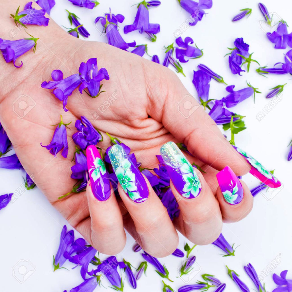 Decorado uñas violeta